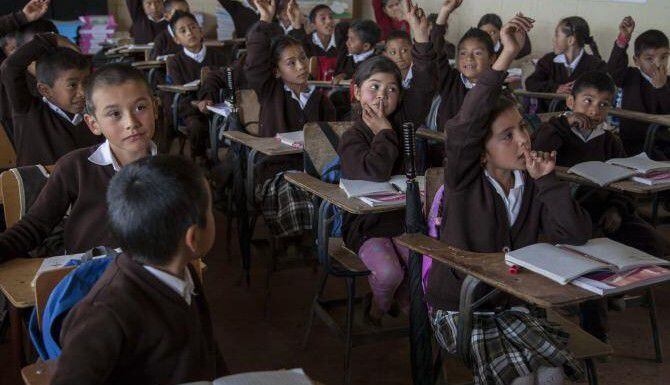 Estudiantes toman clases en San José Las Flores, Guatemala, una comunidad de la que varios...