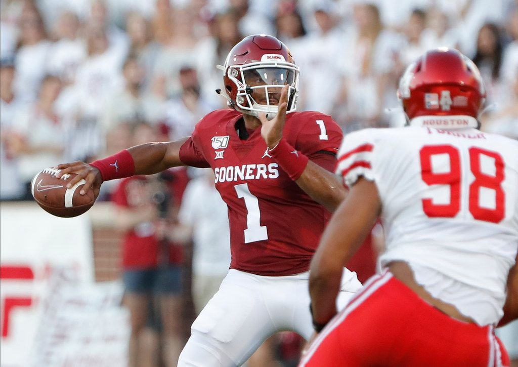 Oklahoma quarterback Jalen Hurts (1) passes the ball against Houston during the first half...