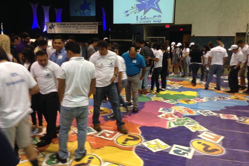 Más de 200 salvadoreños, la mayoría alrededor de los 24 años, participaron en una de las...