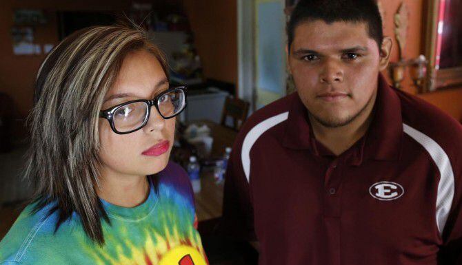 
				Rubí Ibarra (izq.), de 15 años, y su primo Jorge Regalado, posan en su casa de...