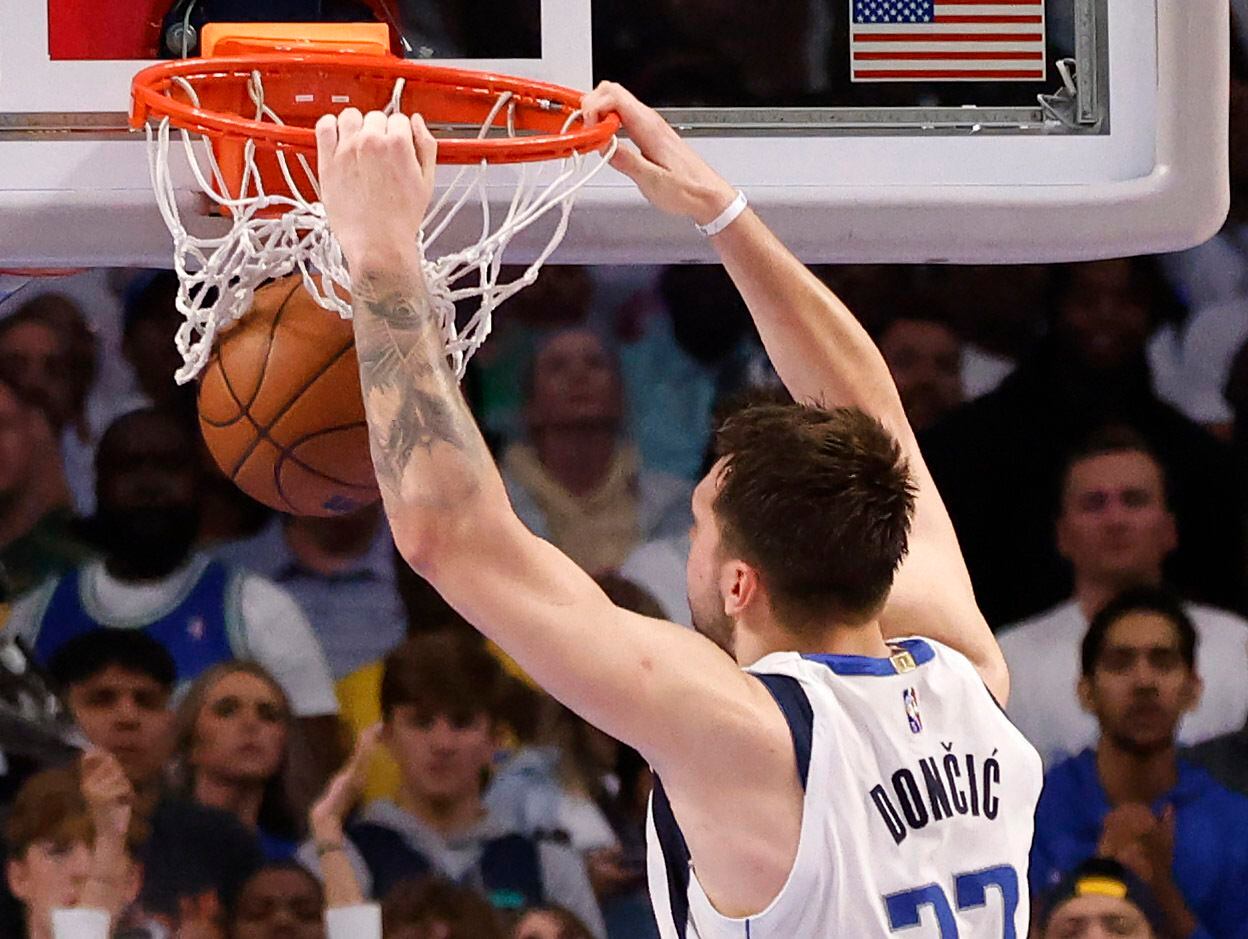 Dallas Mavericks guard Luka Doncic (77) dunks on the Golden State Warriors during the fourth...