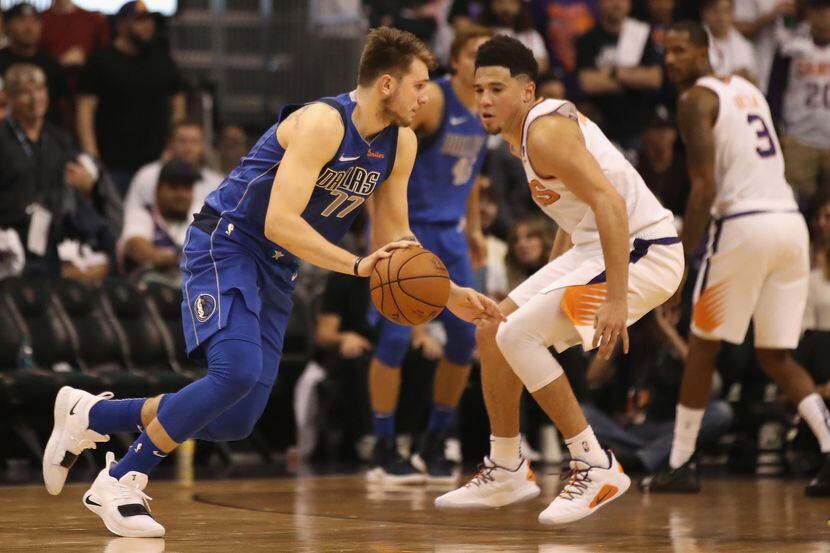 Luka Doncic (77) y los Mavericks cayeron ante los Suns en el Juego Inaugural de temporada,...