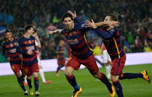 El uruguayo Luis Suárez, del Barcelona, celebra tras anotar el segundo gol de su equipo ante...