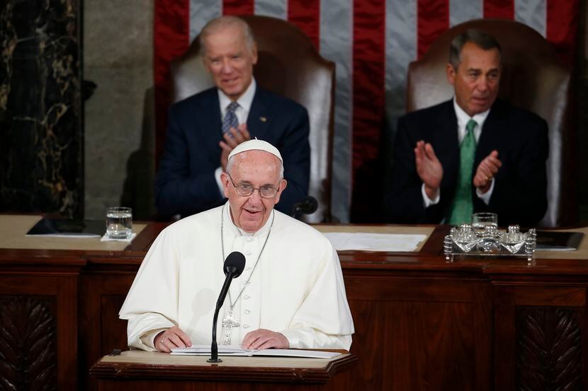 Foto de archivo de 2015 cuando el Papa Francisco se reunió con el Congreso de Estados...