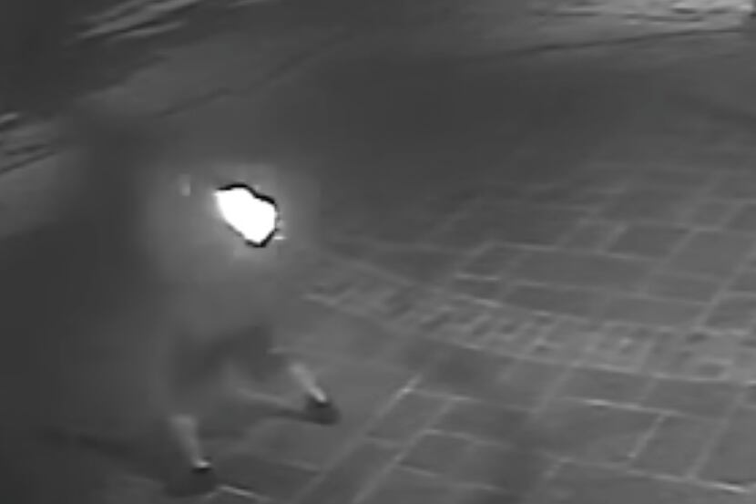 El video capta a una persona lanzando una bomba molotov en el norte de Dallas.
