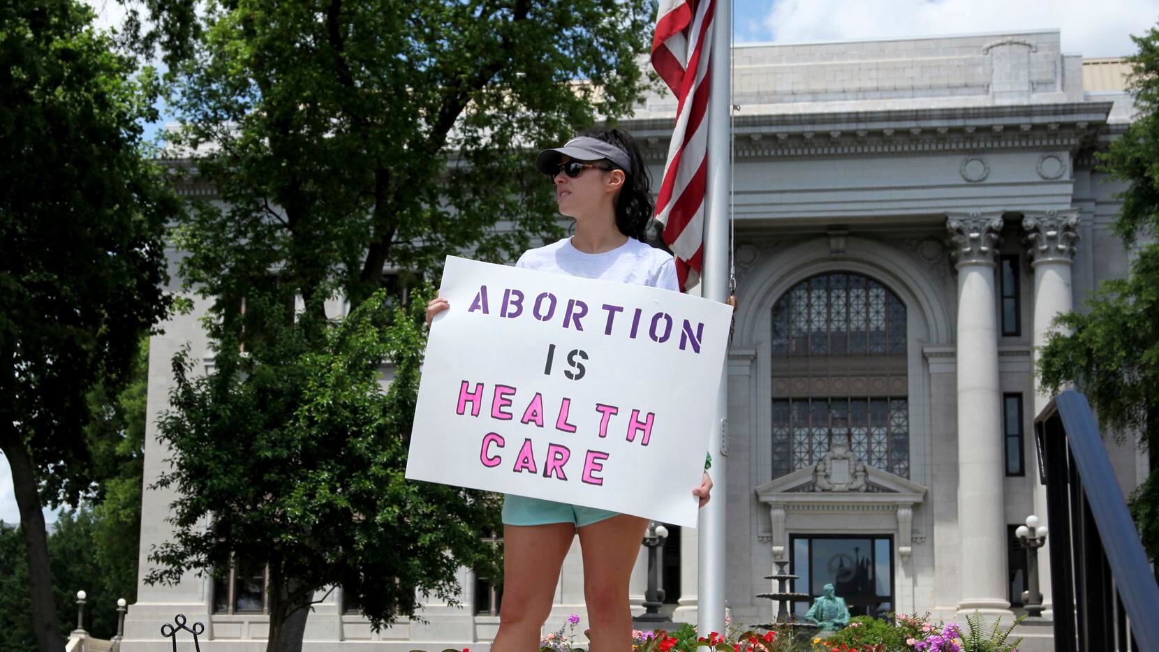 Jessica Smith, manifestante por el derecho al aborto, alzar un cartel con la leyenda "el...