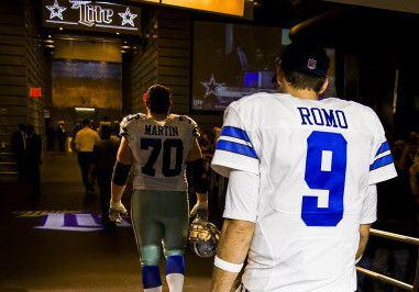Tony Romo está con un pie fuera de Dallas. Foto DMN
