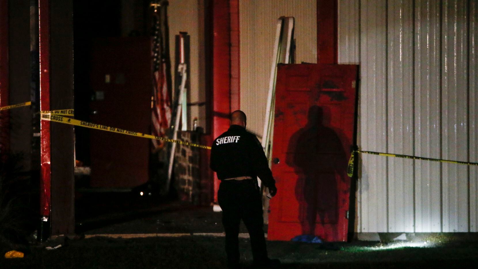 Varias agencias policiales trabajan en la escena del crimen luego de una balacera en la que dos personas murieron el domingo en The Party Venue, en Greenville.