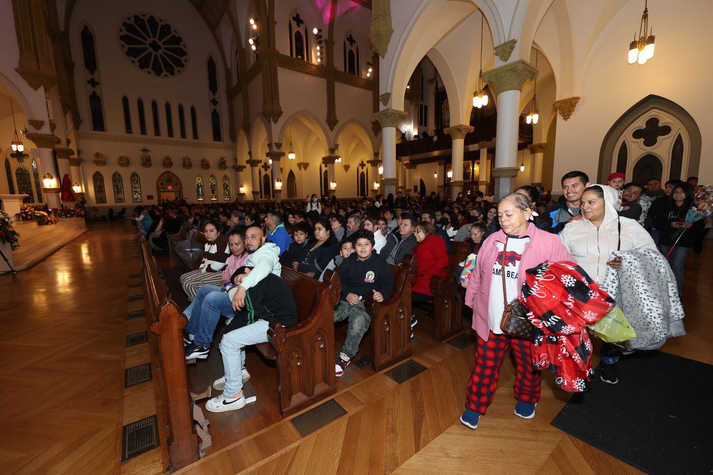 Cientos de personas se congregaron para honrar a la Virgen de Guadalupe en la Catedral...