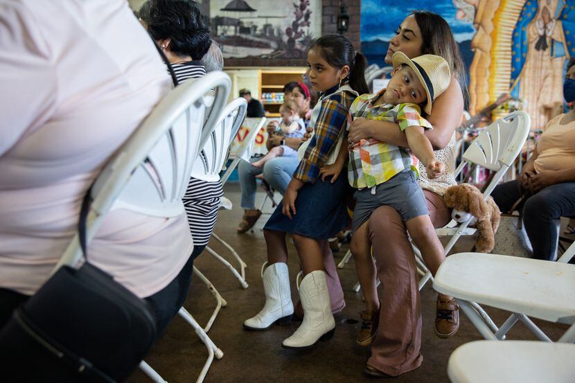 Ivonne Carmona con sus hijos Maite y Damien acudieron el festival en Casa Guanajuato el...