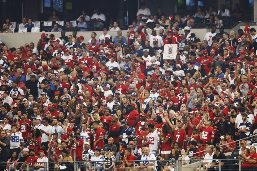 Una marea roja se vio en las gradas de AT&T Stadium en el juego entre los Cowboys de Dallas...