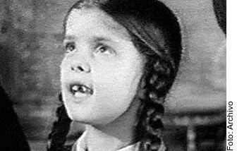 La actriz Lisa Loring, en el papel de Merlina en la serie original 'The Addams Family' en la...