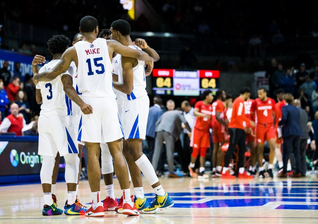 Southern Methodist Mustangs huddle before starting overtime of a basketball game between SMU...