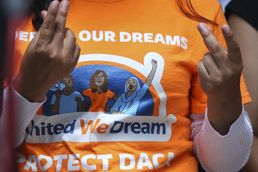 Jóvenes del grupo United We Dream muestran apoyo a DACA afuera de la corte donde se...