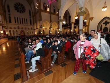 Cientos de personas se congregaron para honrar a la Virgen de Guadalupe en la Catedral...