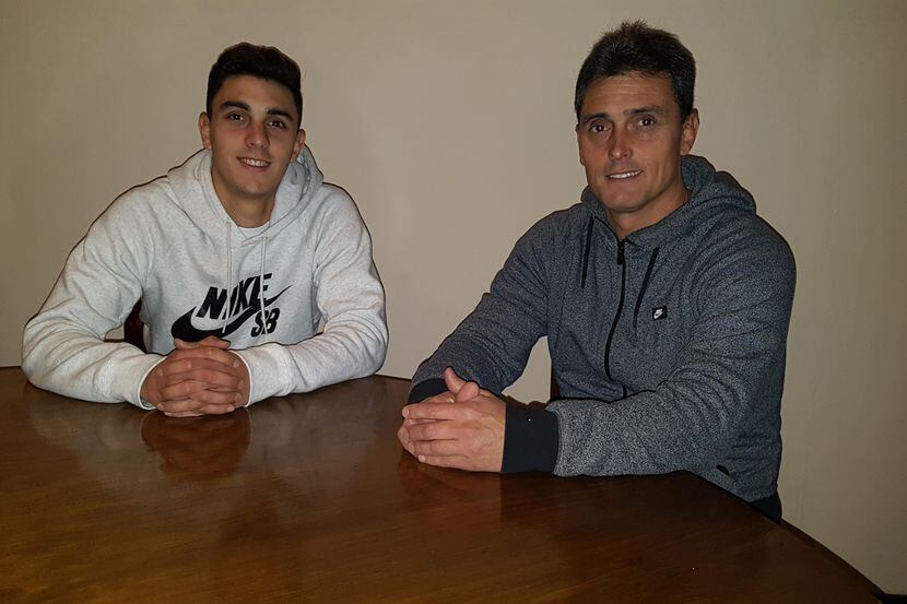 Joel (izq.) y Diego Soñora en su escuela de futbol en Haedo, Buenos Aires. (ESPECIAL PARA AL...
