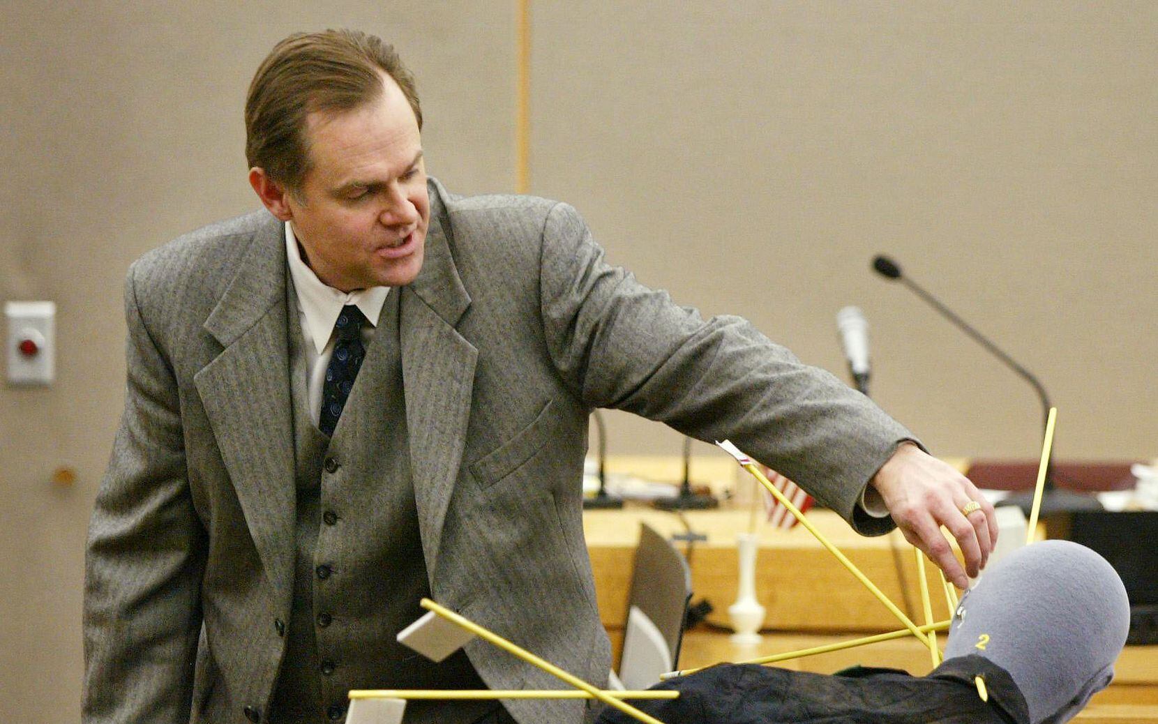 Dr. Jeffrey Barnard testifies during the January 2002 murder trial of "Texas 7" escapee...