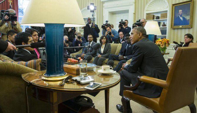 El presidente Barack Obama se reunió con un grupo de “dreamers” en la oficina Oval y...
