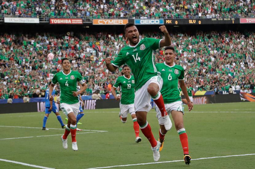 Hedgardo Marín de México celebra luego de anotar un gol ante El Salvador como parte de la...