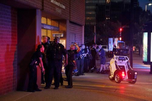 Oficiales de la policía de Dallas al pendiente de dos tiradores en el centro de Dallas. Foto...