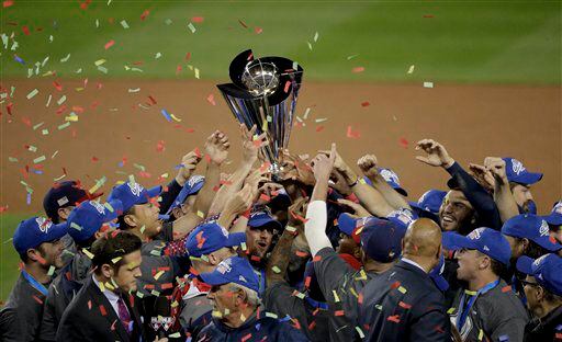 El equipo de Estados Unidos celebra tras consagrarse campeón del Clásico Mundial de Béisbol...