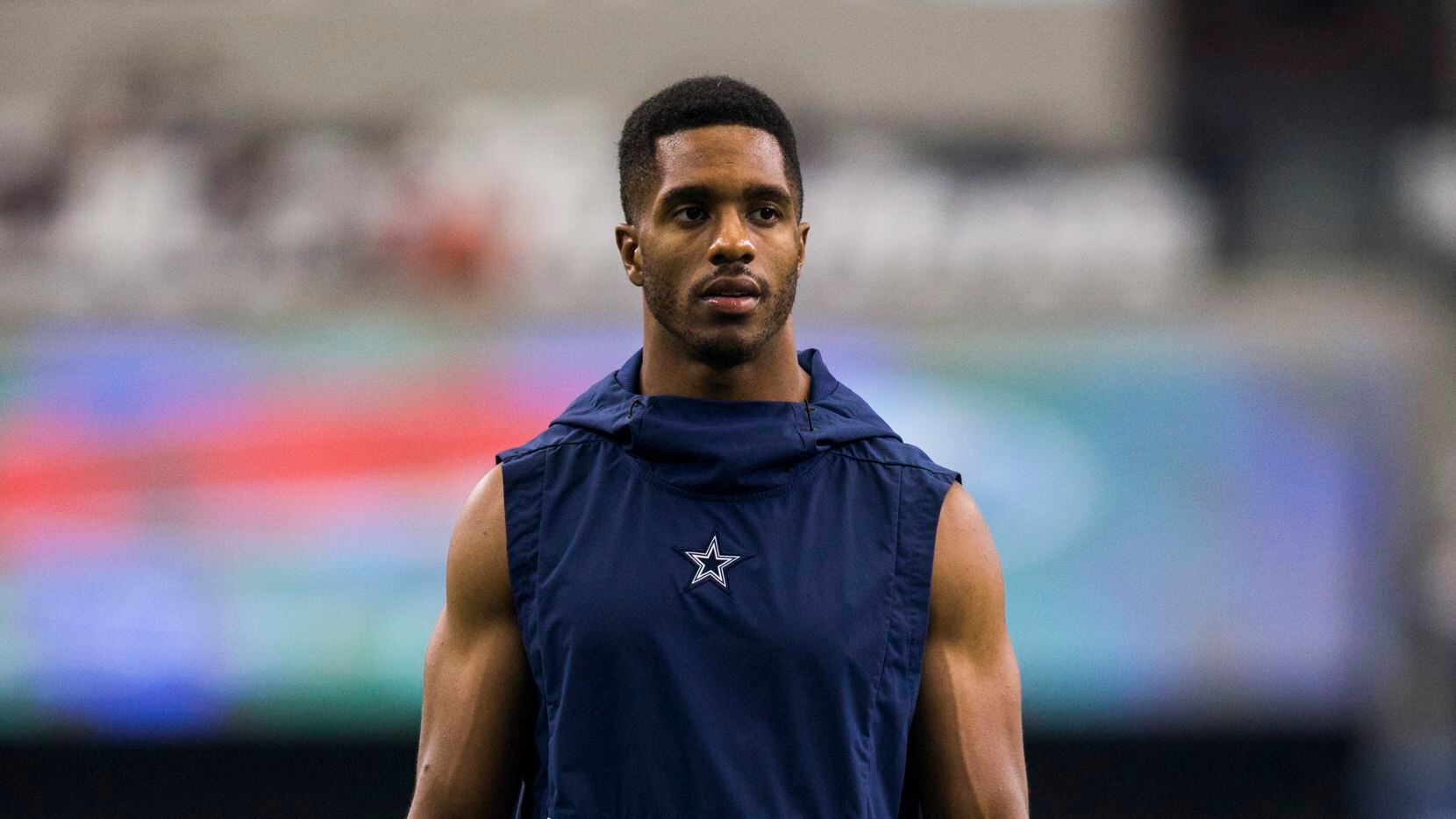 Dallas Cowboys cornerback Byron Jones (31) warms up before an NFL game between the New York...