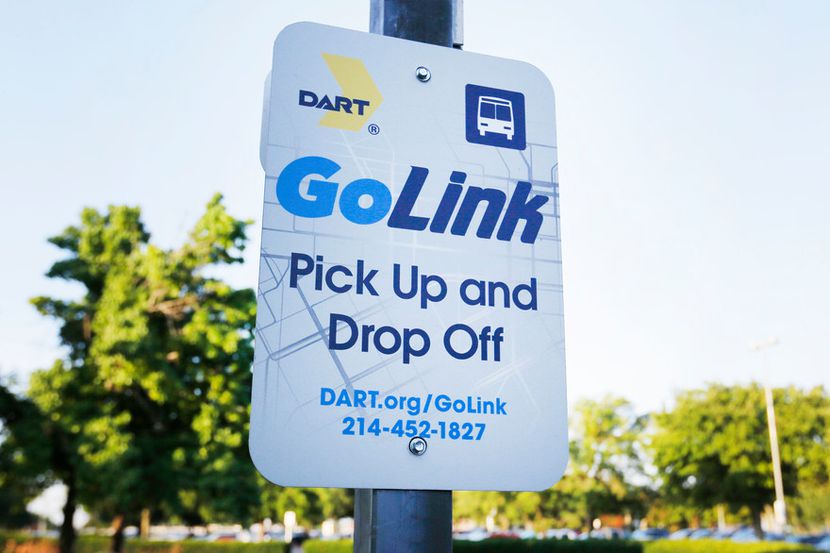 Un letrero que anuncia el servicio GoLink de DART en la estación de tránsito de Parker Road...