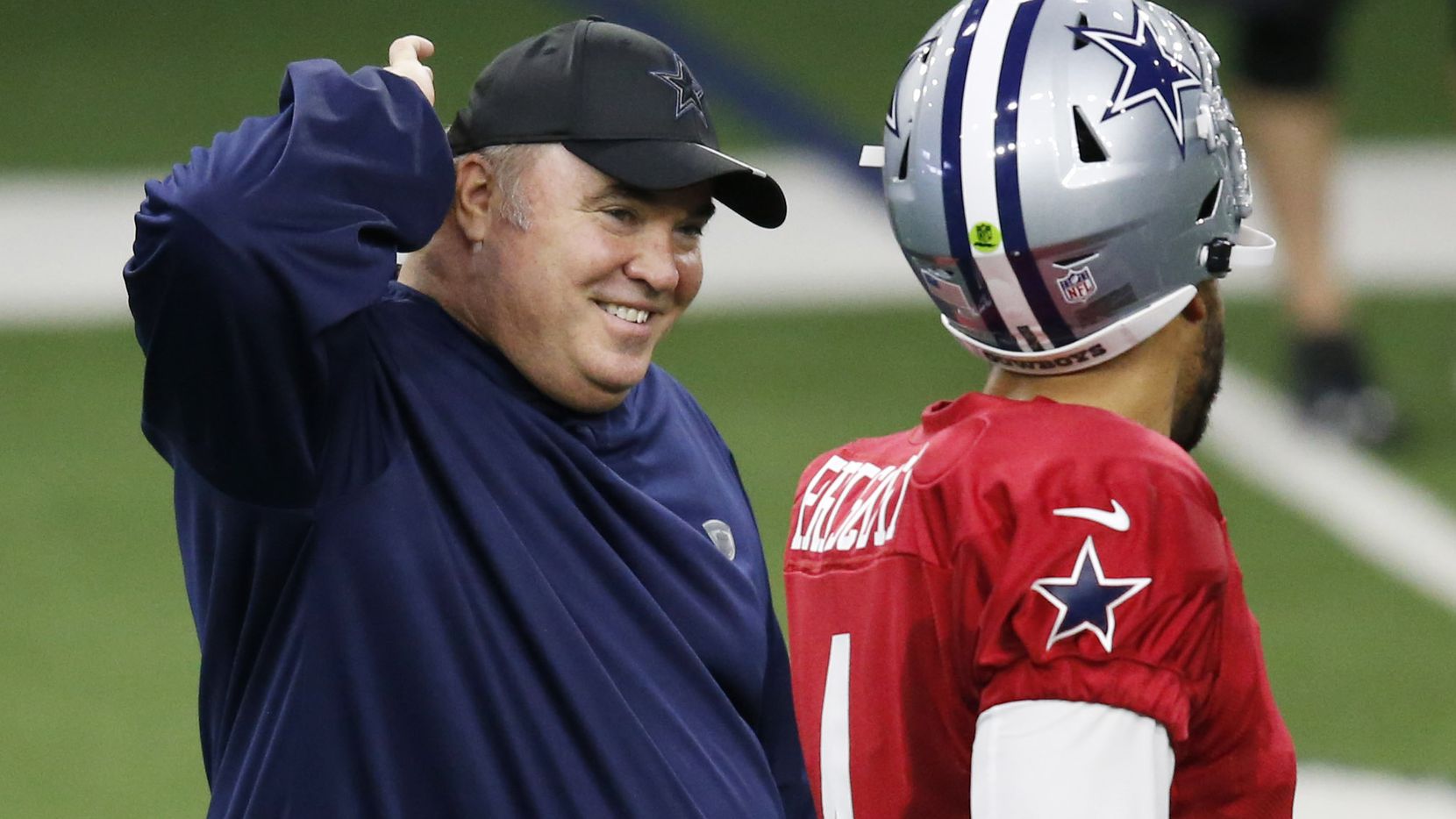 El entrenador en jefe de los Dallas Cowboys, Mike McCarthy, sonríe con el mariscal Dak...