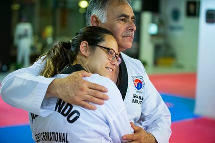 Raúl Gutiérrez abraza a su hija Nora. (Smiley N. Pool/The Dallas Morning News)