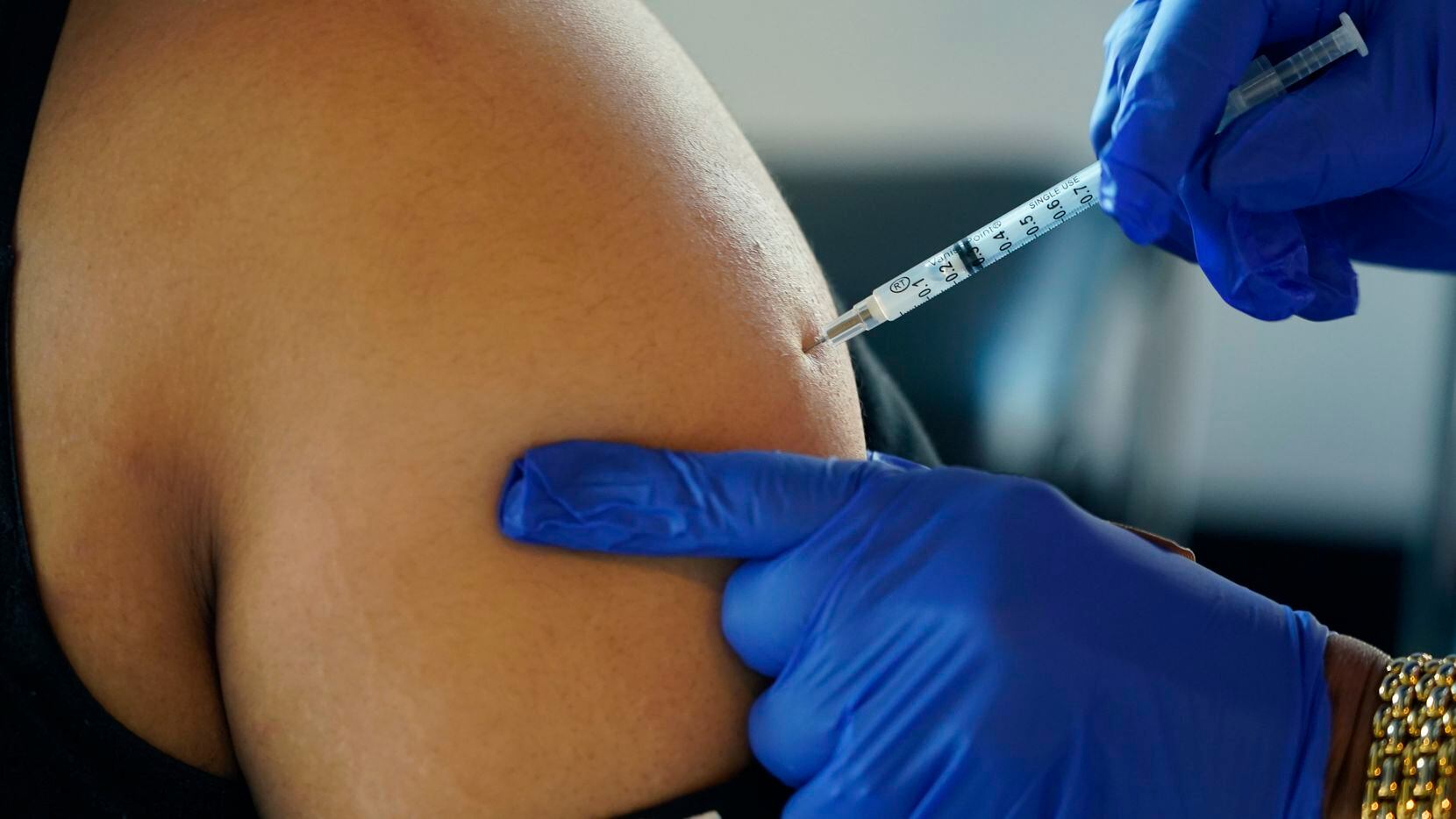 Un residente de Jackson, Mississippi, recibe un refuerzo de la vacuna de Pfizer contra el...