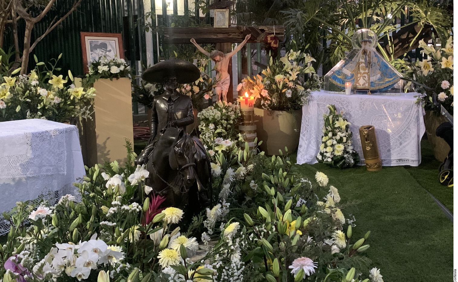 Así lució este miércoles la tumba de Vicente Fernández en el Rancho Los Tres Potrillos.