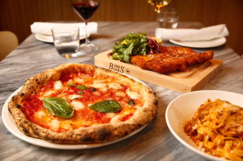 Una pizza Margherita (izq.), Cotoletta alla Milanese (atrás) y Tagliatelle alla Bolognese,...