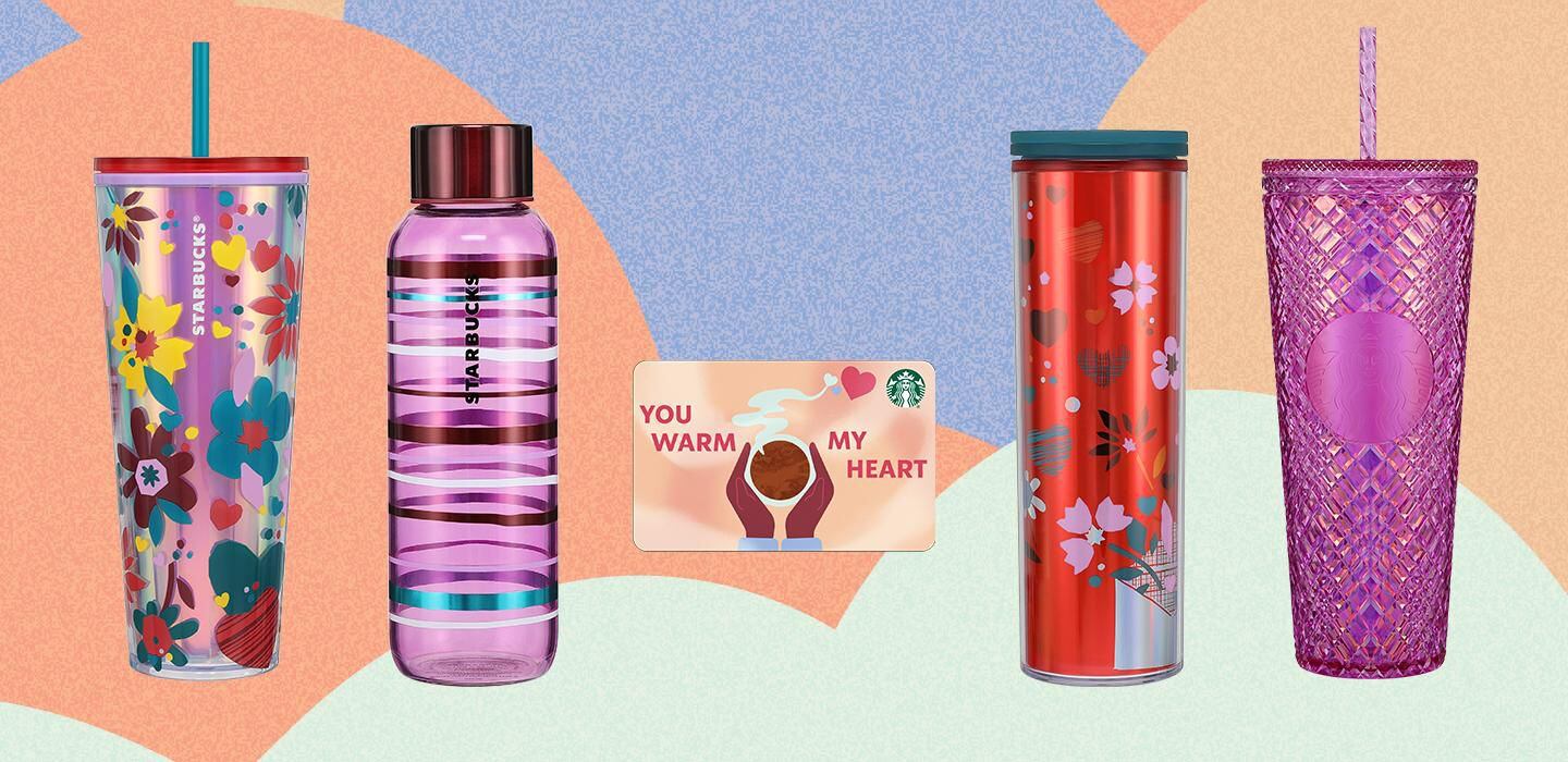 La cadena de café Starbucks puso a la venta termos y tazas con decoraciones de San Valentín...
