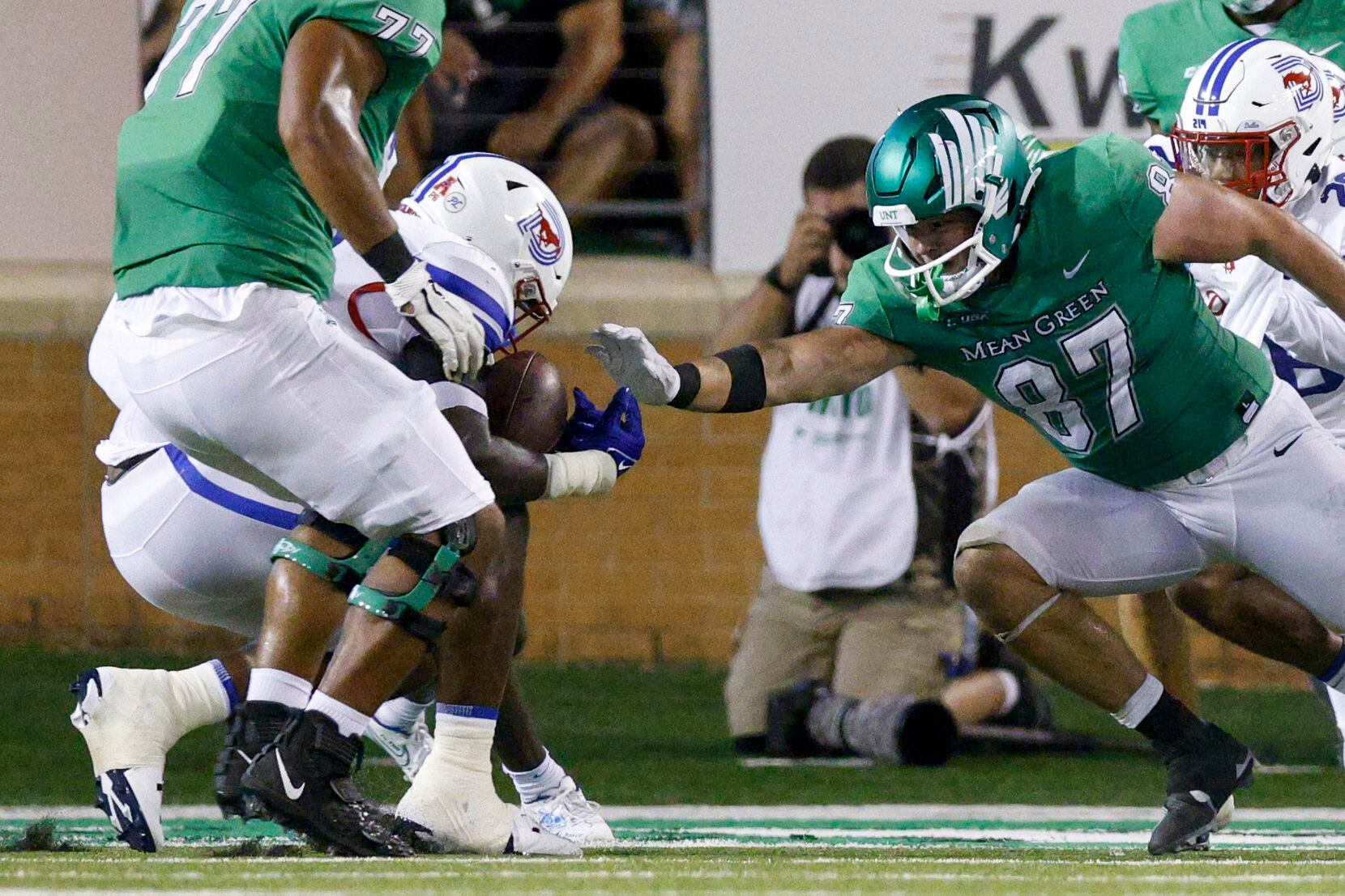 SMU defensive tackle Stephon Wright (92) intercepts a pass intended for UNT tight end Jake...