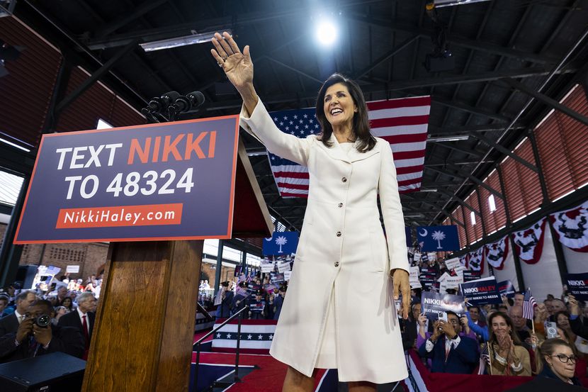 La candidata a la nominación republicana a la presidencia, Nikki Haley, saluda a sus...