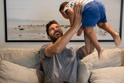 Ryan Hollingshead juega en su casa con uno de sus hijos de crianza, el 6 de mayo de 2021.
