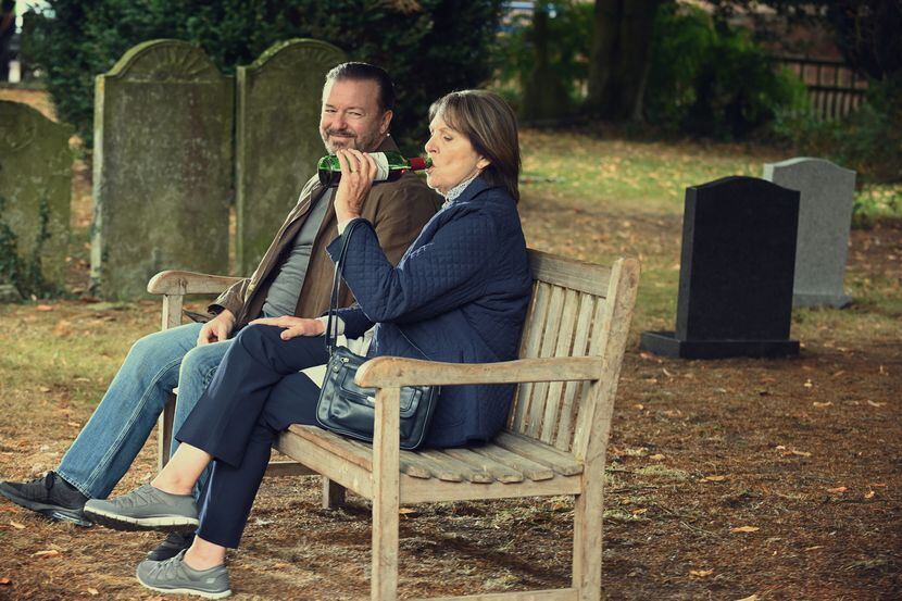 Bajo el mando del comediante Ricky Gervais, 'After Life:' 'Más Allá de Mi Mujer' es una...