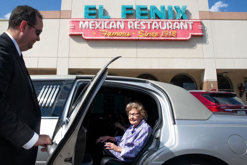 Agnes "Mickey" Santillo, de 99 años, entra en una limusina a su restaurante favorito, El...