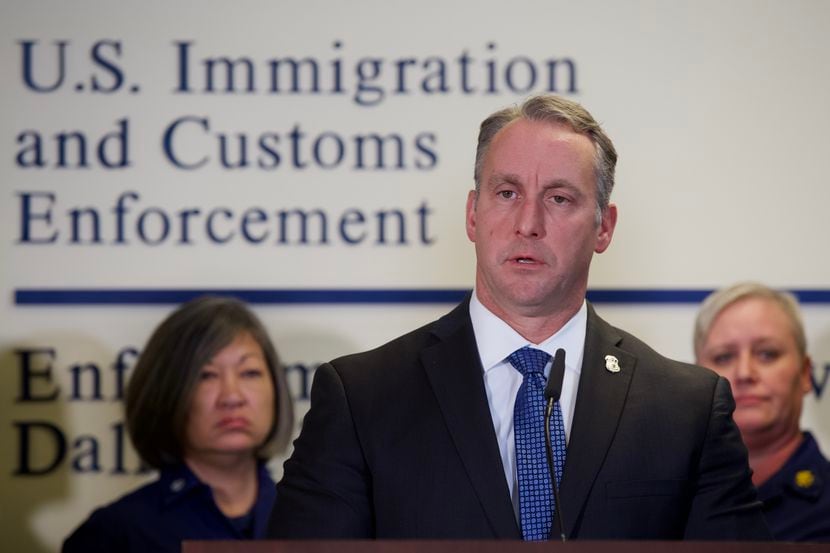 El director encargado de ICE, Matthew Albence dijo que las detenciones de indocumentados han...