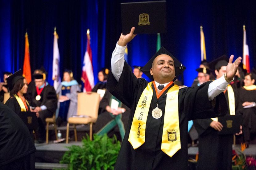 Rubén Estrada, de 43 años, se graduó en contabilidad y con las mayores honores, de la...