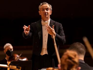 El director de la Sinfónica de Dallas, Fabio Luisi, dirige la orquesta en una interpretación de Adagio y Fuga en C mini de Mozart en el Meyerson Symphony Center el 28 de abril de 2021.