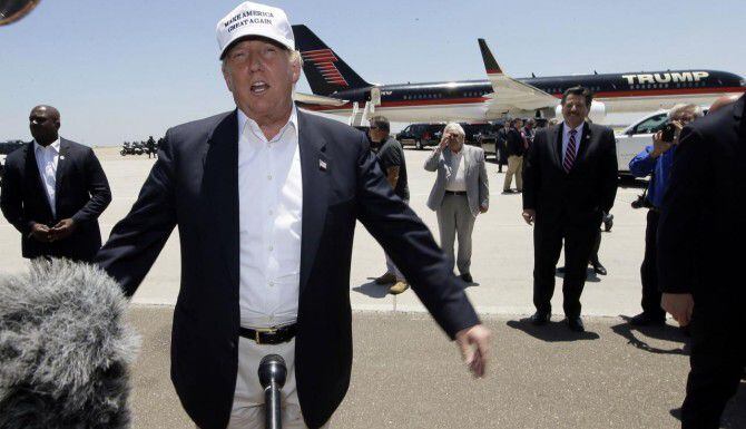 El aspirante presidenical republicano Donald Trump al llegar al aeropuerto de Laredo, Texas....