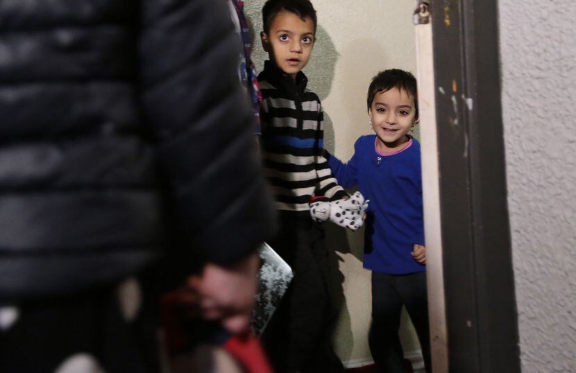 Niños locales le dieron la bienvenida a sus pares inmigrantes con juguetes.