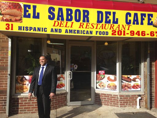 Cándido Ortiz posa frente al restaurante que acaba de abrir en Jersey City, Nueva Jersey, el...