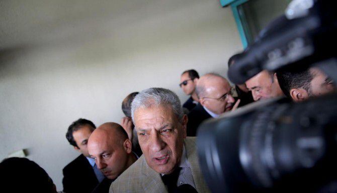 El primer ministro egipcio Ibrahim Mehleb habla con la prensa luego de visitar a los...