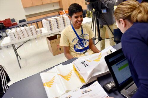 Jesús Manqueros, de 14 años, prefirió una tableta con acceso a internet de alta velocidad.