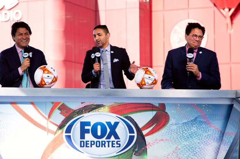 De izquierda a derecha, los comentaristas de Fox Deportes; Claudio Suárez, MarianoTrujillo y...