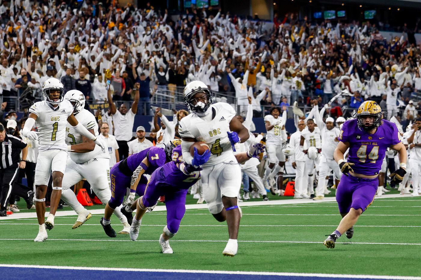 South Oak Cliff running back Qualon Farrar (4) breaks through the tackle of Liberty Hill defensive back Carter Hudson (24) for a touchdown during the fourth quarter of their Class 5A Division II state championship game at AT&T Stadium in Arlington, Saturday, Dec. 18, 2021. South Oak Cliff defeated Liberty Hill 23-14 for Dallas ISD’s first title since 1958. (Elias Valverde II/The Dallas Morning News)