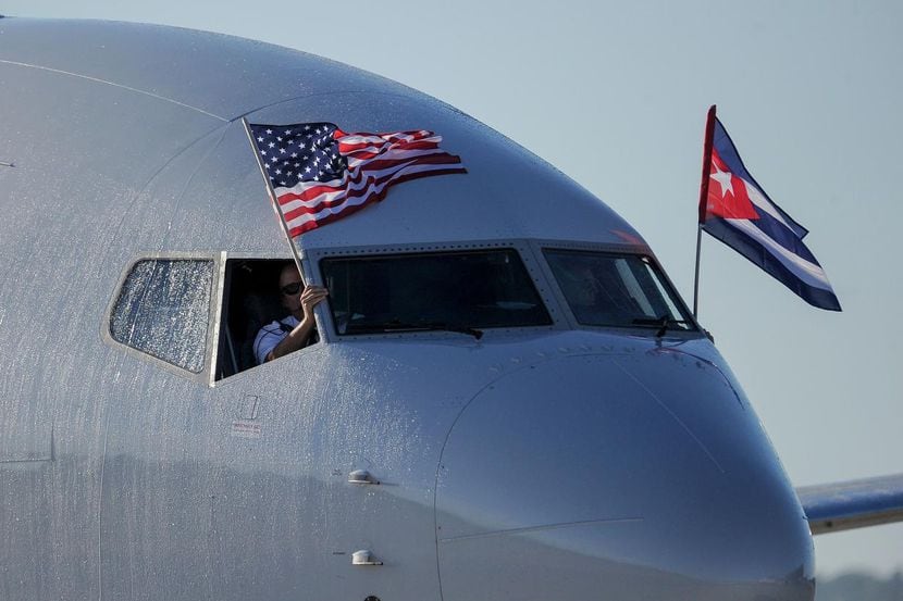 Un avión de American Airlines despliega las banderas de Estados Unidos y Cuba al llegar al...