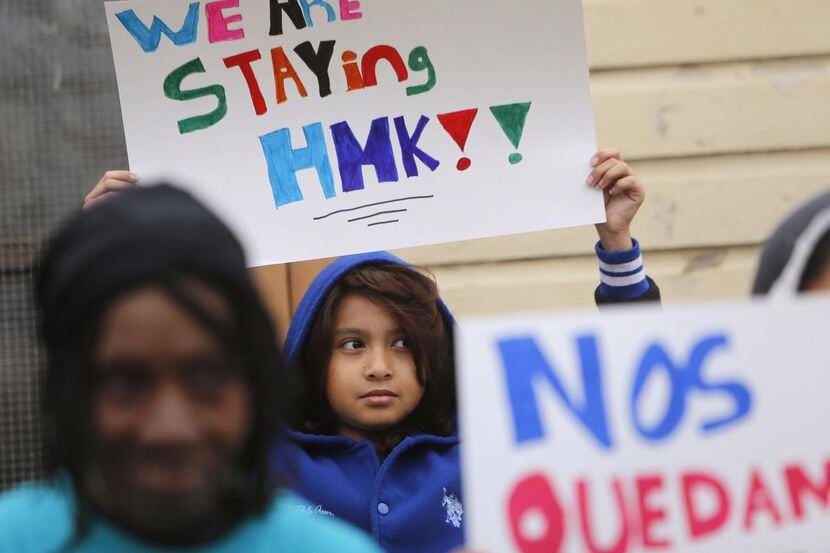 Juan Piña, de 10 años, sostiene un cartel que dice “Nos quedamos”. Los inquilinos de HMK...